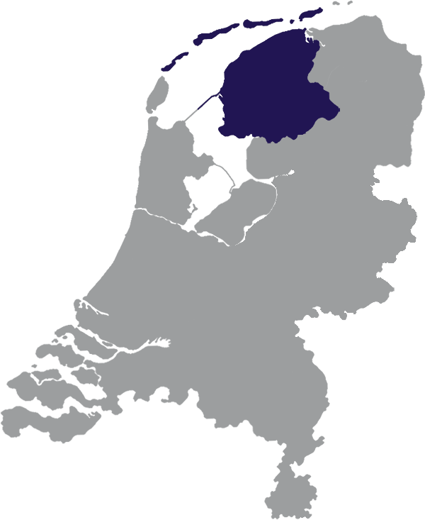 Landkaart Nederlands grijs met provincie Friesland donkerblauw op transparante achtergrond - 600 * 733 pixels
